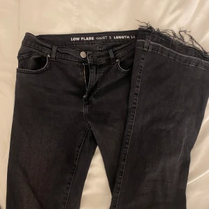 Svarta flare jeans med rå kant - Nya Jeans från Bik bok som inte är använda💘 men prislappen är av