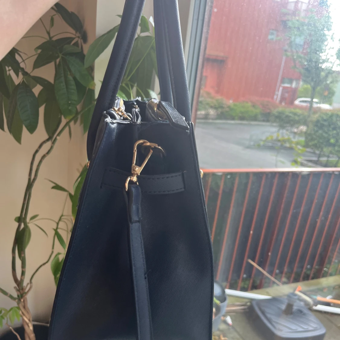 Blå handväska från Valentino i skinn - 4