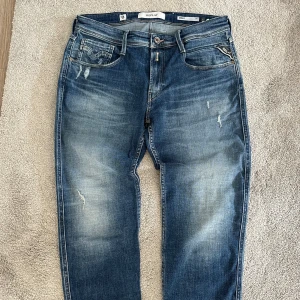 Nya Replay Anbass - Säljer dessa helt nya replay anbass, aldrig använda! Riktigt fräsch tvätt och slitningar. Size 32. Nypris 1499, mitt pris 699. Hör av er vid frågor och funderingar😁