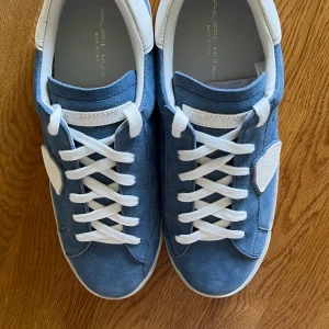 Blå mocka Philippe Model sneakers - Säljer dessa feta modelsen! Blåa i mocka. Helt nya, använda en gång . Skriv gärna om ni har frågor💫  Har en Putte liten smuts ska oå ett av snöret men det syns inte ens man måste var på typ 10cm nära för att se.