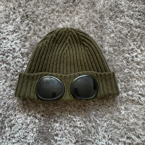 C.P. Company Mössa - Säljer en as fet mössa från C.P. Company, nypris mellan 2500-3000kr. Sitter perfekt med en fantastisk passform. 