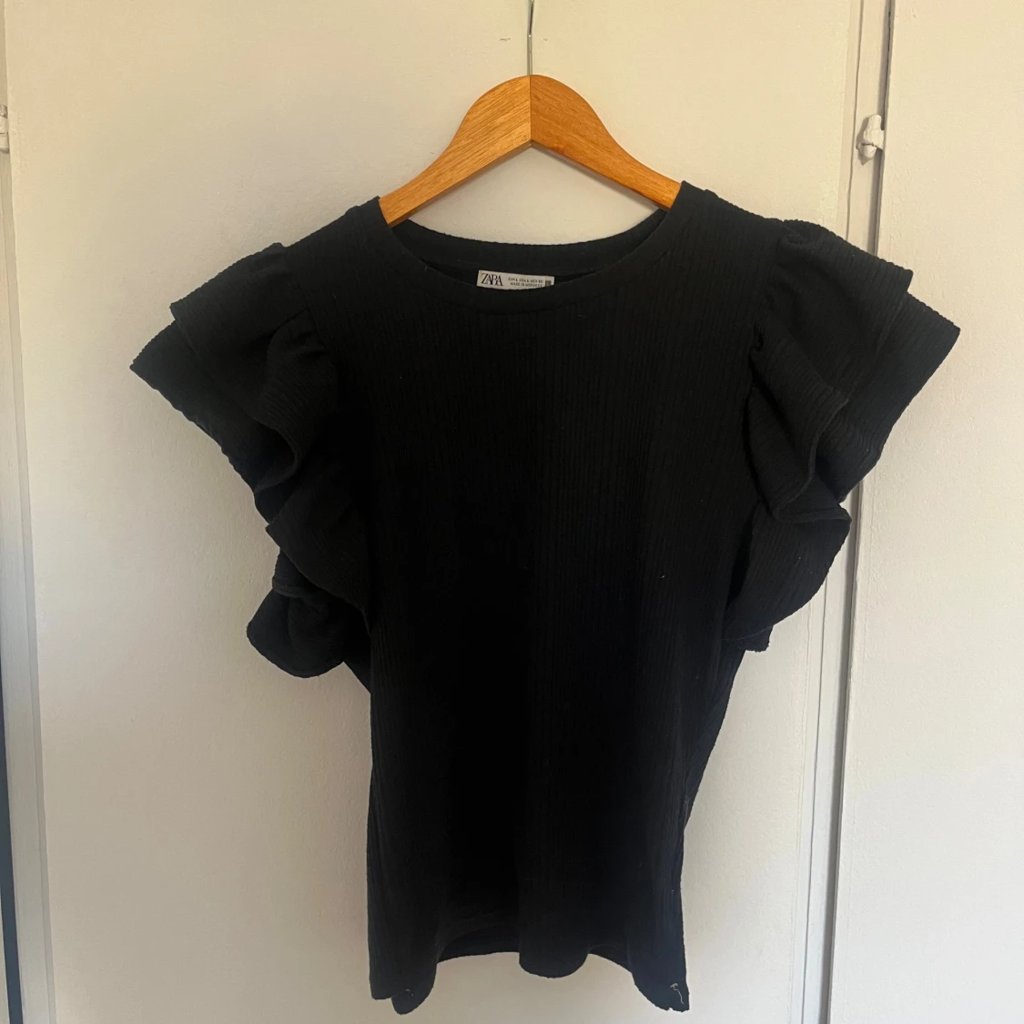 Svart ribbad topp med volangärmar Zara - 1