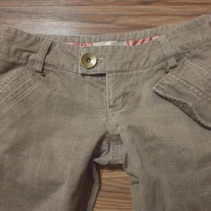 Lågmidjade cropbyxor - Jätte fina byxor som är lågmidjade, osäker på märket för ser inte riktigt vad det står på lappen. Inga defekter alls, bilderna är lånade men kan visa mer bilder på dom. Köpt på vinted men tyvärr var dom jätte små på mig så finns ingen bild på hur de sitter, säljaren sa att dom va bootcut men de kan vara raka för ser mer ut som det. Midjemått: 37/38cm tvärs över, innreben:90cm, jag är 167cm o de va väldigt små på mig, de är väldigt tajta och små vid låren och vaderna (kan ge mått på det privat) 🤗