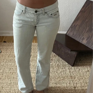 Ljusblå jeans Stella GMT straight fit - Säljer ett par ljusblå jeans från Stella GMT. De har småf fläckar annars i fint skick!!