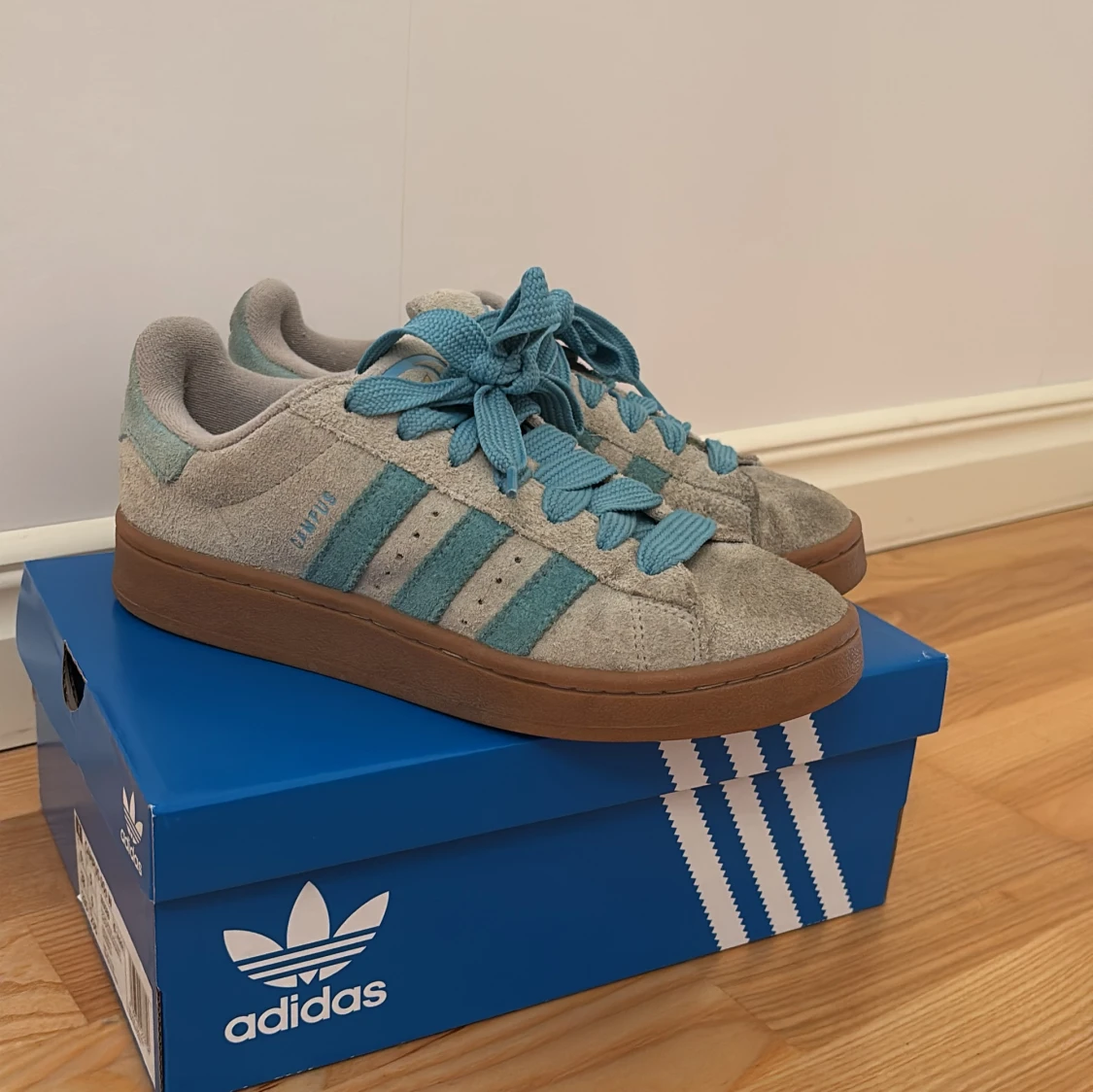 Adidas Campus i mocka, grå och blå - 1