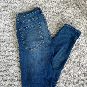 Blå jeans från Lindbergh - Tja, säljer ett par schyssta jeans från Lindbergh . Storlek W30 L32 och i toppen skick. Skriv till mig vid minsta fundering. Mvh Marius 😁