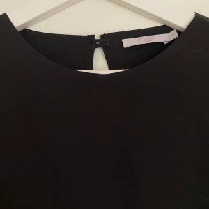 Långärmad klänning  - Svart långärmad klänning från Wera i medel längd. 