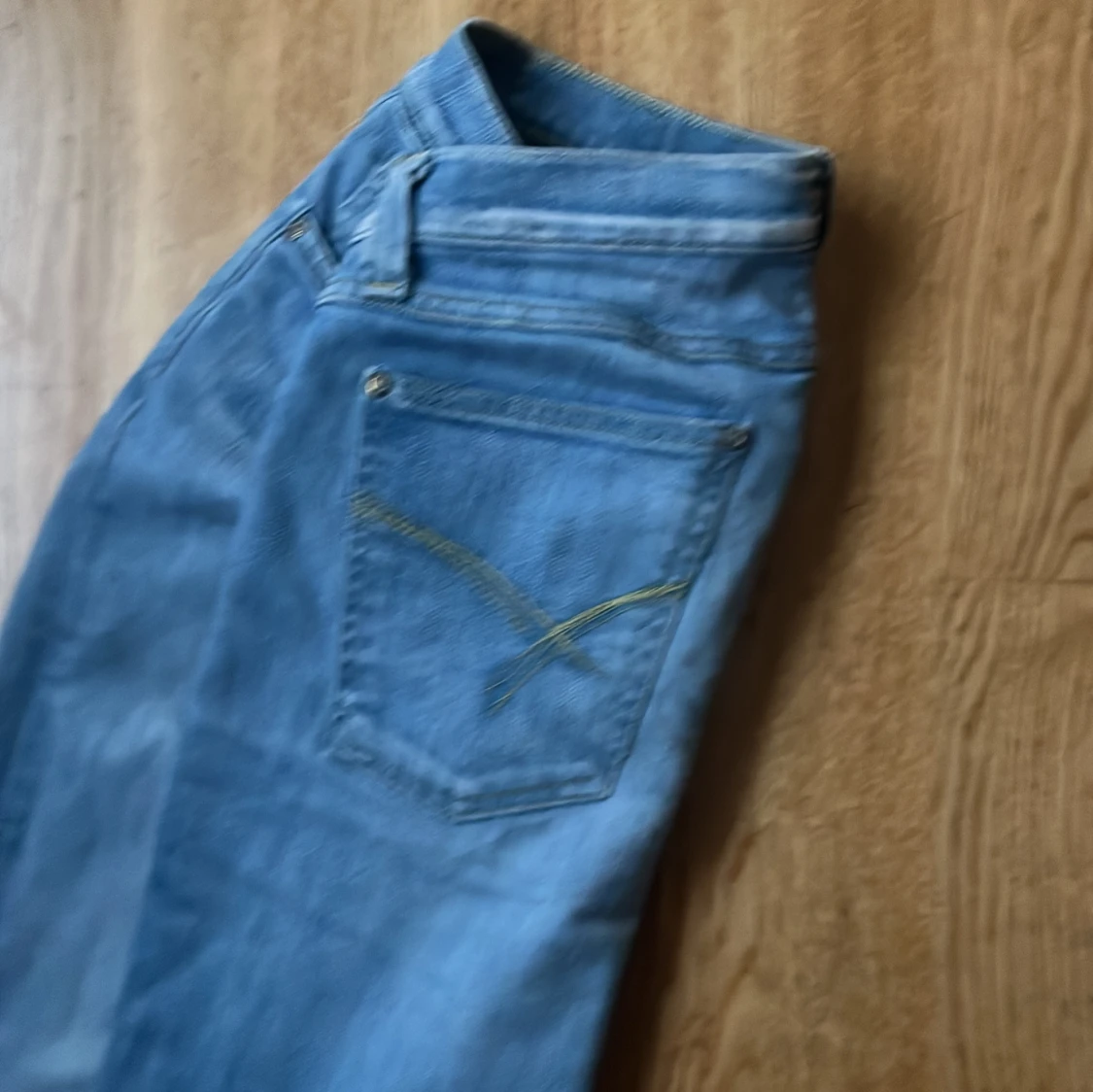 Ljusblå slitna jeans med utsvängda ben  - 1