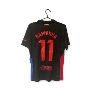 FC Barcelona Raphinha 11 Nike tröja S - Säljer en svart FC Barcelona fotbollströja från Nike med Raphinha 11 på ryggen. Tröjan har röda och blå detaljer på sidorna, klubbmärke och Spotify-logga framtill. Tillverkad i Dri-FIT material som andas, kortärmad och med klassisk V-ringning.