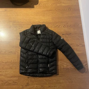 Moncler jacka - Säljer nu en moncler jacka för billigt pris!! Jackan har en liten skada men är ej synligt, därav priset. Har ni frågor eller funderingar är de bara att fråga