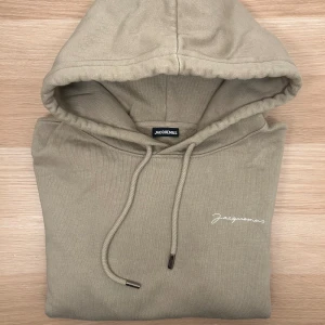 Jacquemus Hoodie - Tvärfet sandfärgad Jacquemus hoodie🇮🇹 | Size: S | Defekter: Nej | Skick: 9,5/10 | Tveka inte att kontakta mig vid frågor😁