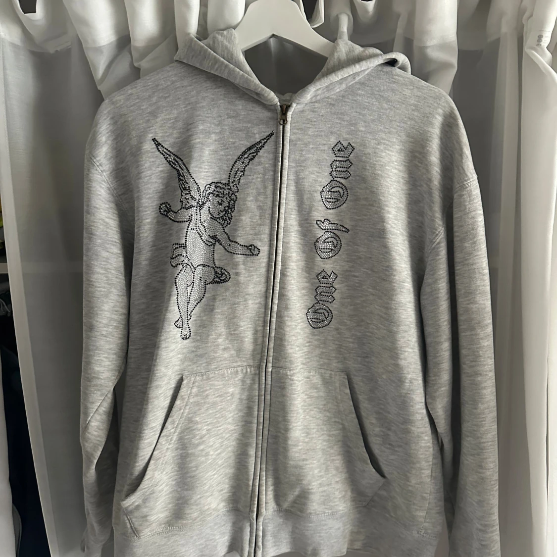 Grå hoodie med ängeltryck och text