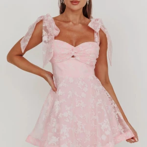 Rosa klänning - Säljer denna superfina rosa klänning!! Har aldrig använt klänningen och prislapp sitter kvar! Storlek M men skulle säga den passar S också. 