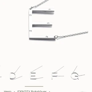Silvrigt IOAKU halsband med bokstaven E - För dig som börjar på E eller känner någon som gör det!😍 Superfint halsband i rostfritt stål från IOAKU. Som ny! Nypris: 500kr