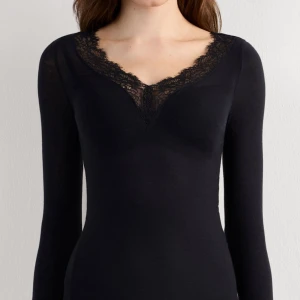 Svart v ringad tröja från intimissimi  - Säljer denna jättefina populära tröjan från Intimissimi i färgen svart i S💕