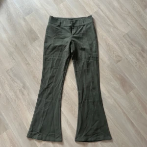 Kostymbyxor  - Använda ca 2 gånger så i toppenskick. Kommer tyvärr inte till användning därav att jag säljer. 