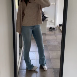 Ljusblå bootcut jeans - Säljer ett par ljusblå bootcut-jeans i storleken S/34.🩵jeansen passar längre personer. Skriv till mig om du vill ha mer bilder😊