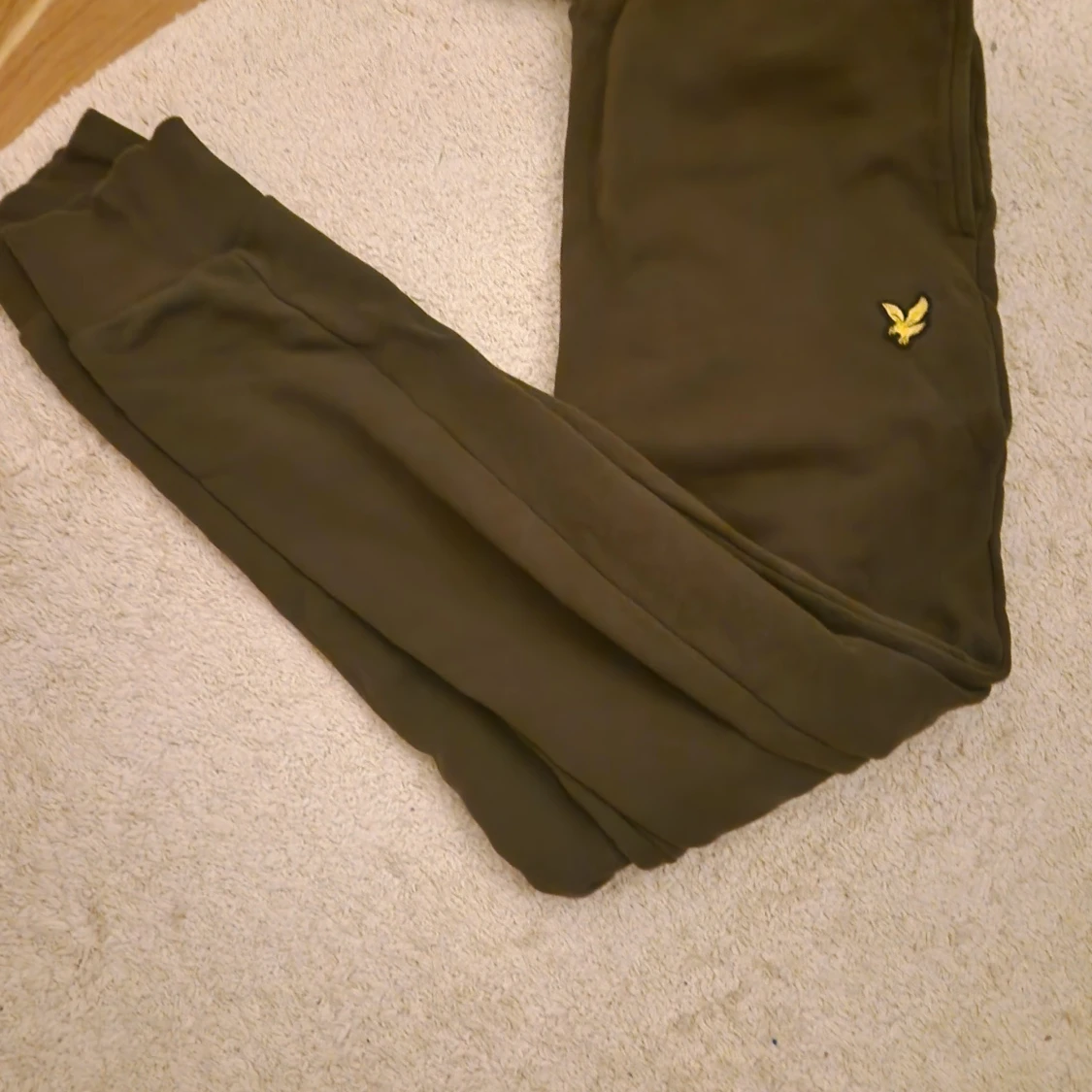 Lyle&Scott olivfärgade mjukisbyxor