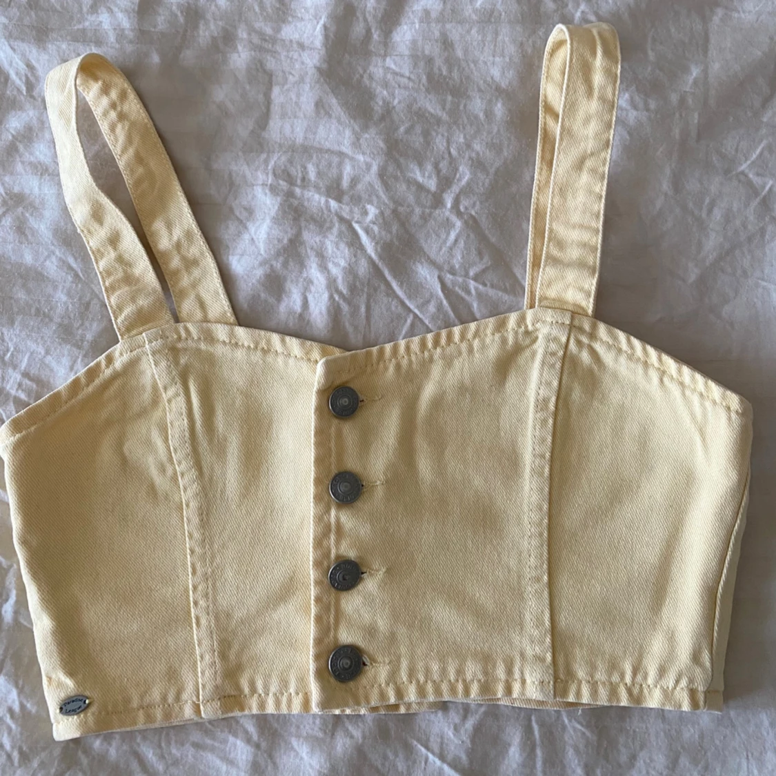 Gul croppad topp med knappar