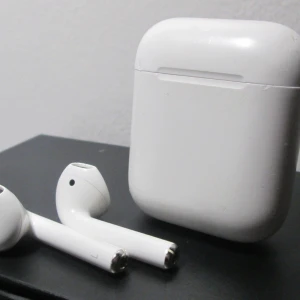 Apple AirPods (2nd Gen, 2019) – Fungerar bra (Slitet skick) - Säljer ett par Apple AirPods (2nd Gen, 2019) där ljud och mikrofon fungerar som de ska. Perfekt för dig som behöver fungerande AirPods till ett bra pris.  Ingår: AirPods (vänster + höger) Laddfodral  Skick: Fodralet och hörlurarna har bucklor, repor och viss missfärgning Kan finnas inrepat smuts – se bilder noga för egen bedömning Trots det fungerar ljud och laddning som det ska  Obs: Noggrant rengjorda utvändigt och redo att användas.