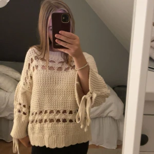  Beige tröja  -  Säljer denna vackra tröja från Plick på grund av att den inte riktigt var min stil och inte riktigt passade 💗