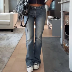  jeans med låg midja - Söker dessa jeans, helst stl 34! Hör av er om ni kan tänka er sälja eller vet någon som gör❤️