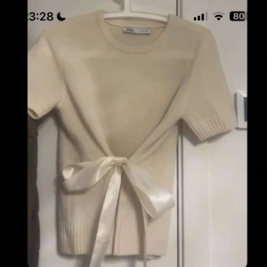 Populär Zara tröjan  - Jätte vacker tröja som är väldigt populär , designed !