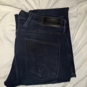 Replay Anbass jeans - Säljer nu dessa sjukt snygga replay jeansen. Det är använda men har inga defekter eller tecken på användning. Storlek 34/30. Midjemått: 45cm. Hojta till vid minsta lilla fråga!