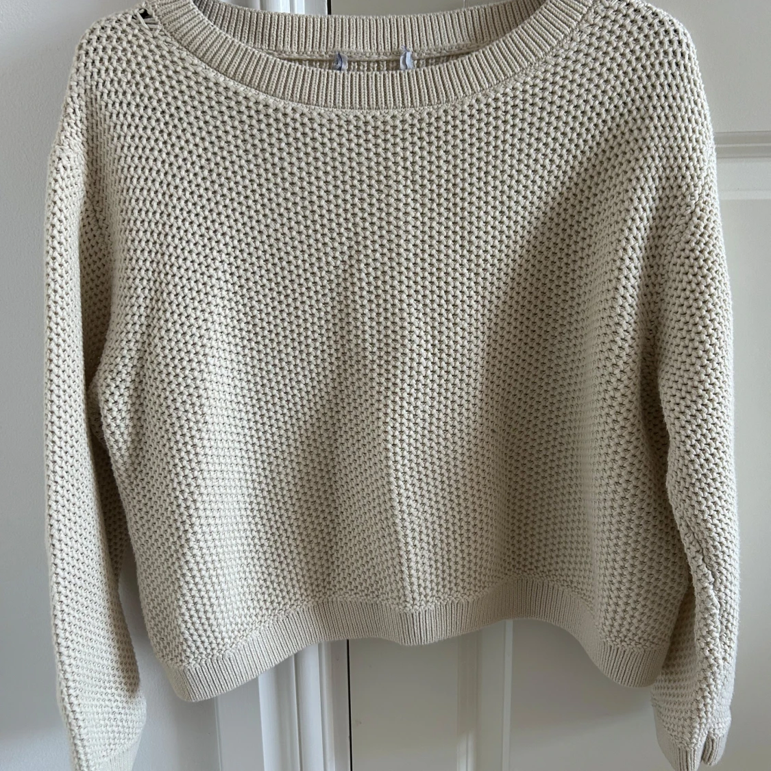 Beige stickad tröja med grov struktur - 1