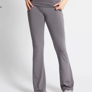 FOLDED FLARE PANTS - Folded flare byxor i färgen grey storlek XS från lager 157. Bara testat men ej använt.