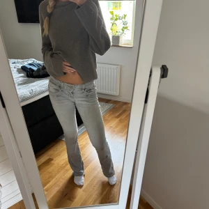 Ltb jeans - Jättefina jeans från ltb i modellen valerie i storlek 25/30. Sömmen längst ner på jeansen är borttagen och de har ett litet hål, se bild💕annars är de i jättebra skick. Skriv om ni har funderingar!