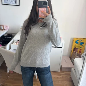 Kashmir tröja  - Enkel och stilren grå tröja i 100% Kashmir, från uniqlo. Orginal pris: 1000 kr!