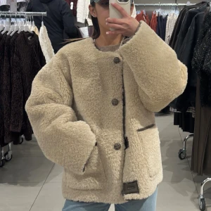 Carin Wester Jacka - Fint Carin Wester jacka i storlek 34  Använder några gånger och den är jättefint skick perfekt till hösten🍂 Jackan är lite oversized på mig inch med jag är 1,55 lång men den får plats perfekt med stickade under😍 På hemsidan ligger på 1100kr  och det är slutsålt i den storlek, passa på!!😃