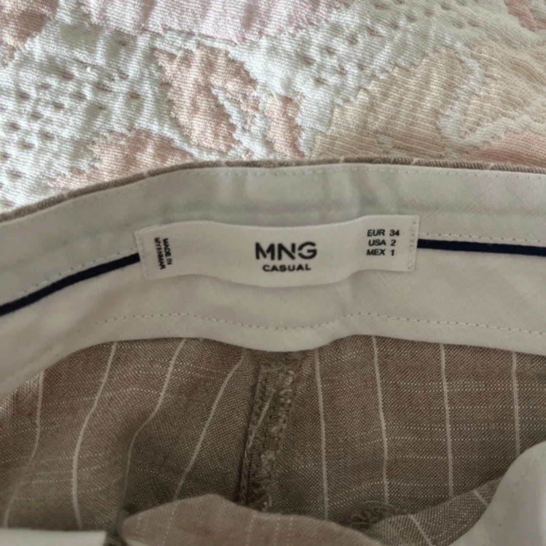 Beige randiga linnebyxor från Mango - 2