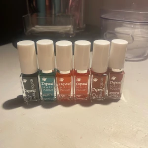 6 Depend nagellack i olika färger - Säljer sex snygga nagellack från Depend i glasflaskor med vita korkar. Färgerna är mörkgrön, turkos, två olika orange, brun och koppar, nagellacken är helt oanvända jag fick dom i min julkalender förra året så har inte använt nått. 