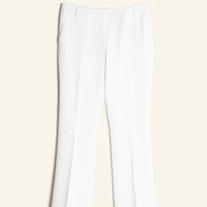 Vera kostymbyxa bikbok  - Jag säljer nu dessa helt oanvända kostymbyxor ifrån bikbok då de helt enkelt inte kommit till någon användning. Dom är helt nya.. Skriv för fler bilder eller info osv💞💞🙏🏼 nypris 499kr