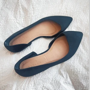 Svarta ballerinaskor med spetsig tå - Helt nya i storlek 36 men är lite stora i storleken.