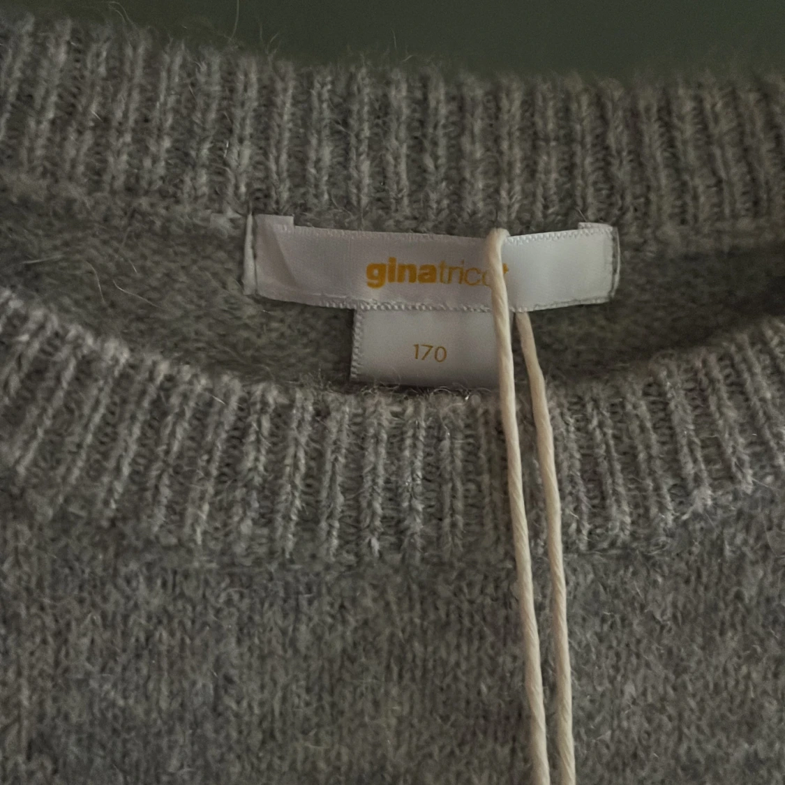 Grå stickad tröja från Gina Tricot - 1