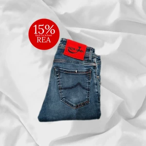 Jacob Cohen Jeans - Snygga jeans från Jacob Cohen i blå färg med röda detaljer– enkla att matcha och sköna att bära. Ett stilrent val, noggrant utvalt med omsorg av AM Clothing.  📩 Frågor? Hör gärna av dig! 📲 Följ oss här på Plick för fler uppdateringar. ♻️ Tack för att du handlar mer hållbart med AM Clothing!