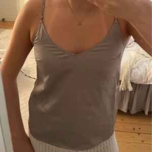 Grått linne med glitter band - Säljer mitt fina linne från Hm