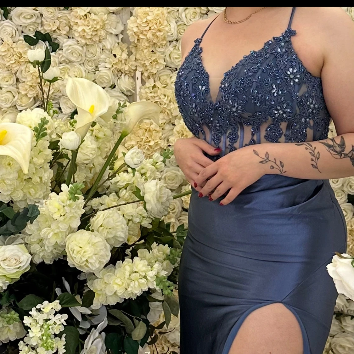 Blå långklänning med spets och slits - 2