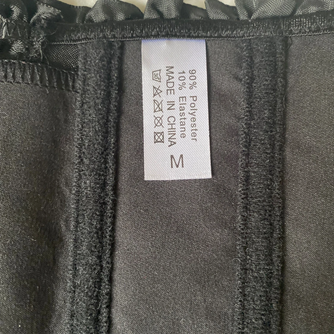 Svart korsett med snörning och mönster - 2