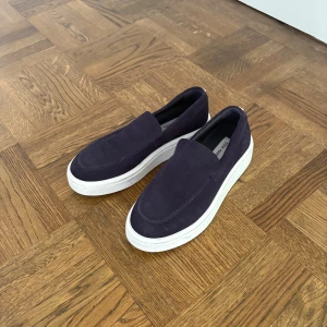 Marinblå Loafers från Steve Madden (40) - Modellen säljs inte längre! Nypris: Ca 2000 kr Mycket bra skick! Endast använda 2 gånger någonsin Storlek: 40 (stora i storlek)