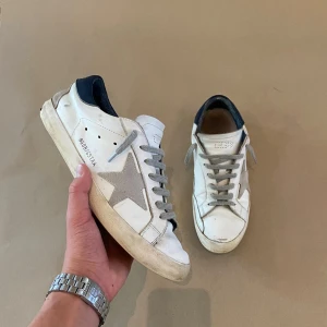 Golden Goose vita skor - Säljer ett par riktigt feta golden goose skor i sick 7/10. Skorna är i storlek 42. Priset är ej hugget i sten 🪨 ✅ Skriv gärna vid underingar 🤝 Byten kan vara intressant 🧐 