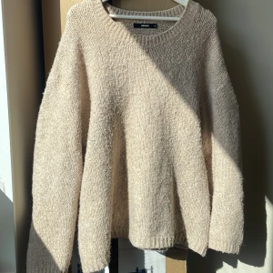 Beige stickad tröja från Bikbok - Mysig beige stickad tröja från Bikbok i storlek M. Tröjan har en rund halsringning och långa ärmar med ribbade muddar. 