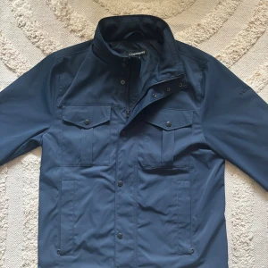 J.Lindeberg bailey field jacket - Säljer en fet navy J.lindeberg Bailey field jacket. Det är den nyaste modellen ute just nu och nypriset ligger runt 3800kr. Skriv angående frågor och priset👊