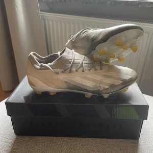 Adidas vita fotbollsskor med dobbar - Säljer ett par adidas X Crazyfast Elite FG/AG. Helt okej skick men använda en hel del och har ett mindre hål på ovansidan. 
