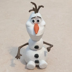 Disney figur Olaf i plast  - Charmig Olaf-figur från Disneys Frost. Tillverkad i plast med fina detaljer och armar. Perfekt för samlare eller som dekoration. Figuren är i mycket gott skick utan synligt slitage eller defekter.Jag har använt Olaf figur som dekoration.