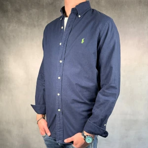 Ralph Lauren skjorta - - Ralph Lauren skjorta  — Storlek S — 9/10 — Bra skick utan skavanker — Inkluderat - skjorta — Retail 1800kr  — Modellen är - 180cm, 65kg -