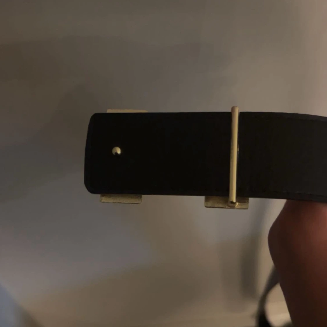 Svart bälte med H - 1